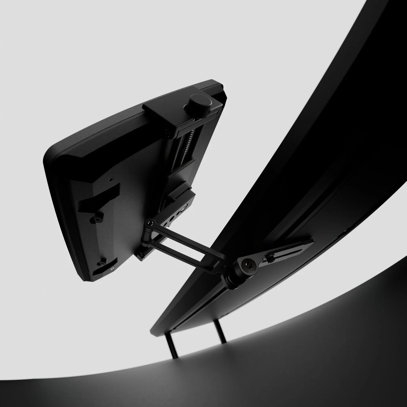 調整可能なアームに取り付けられた黒い電子機器