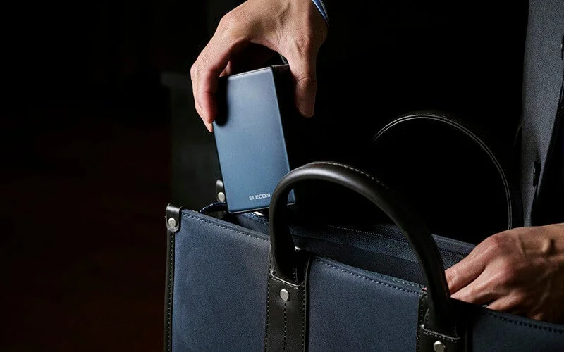 バッグに収納されたモバイルバッテリー