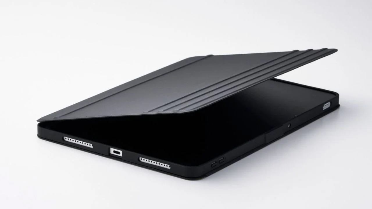 白い背景の上に置かれた黒いタブレットケースが写っています