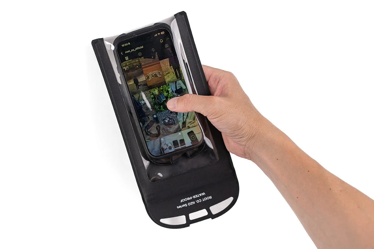 防水ケースに入れたスマホを操作する様子