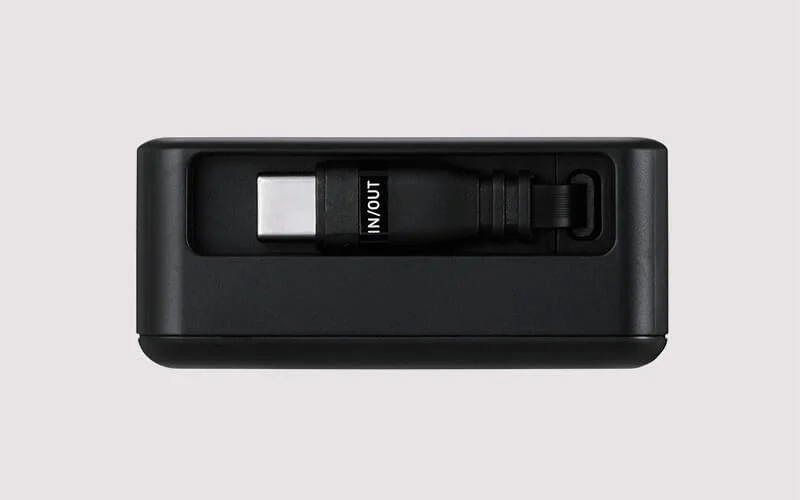 USB-Cコネクタが本体に収納される様子