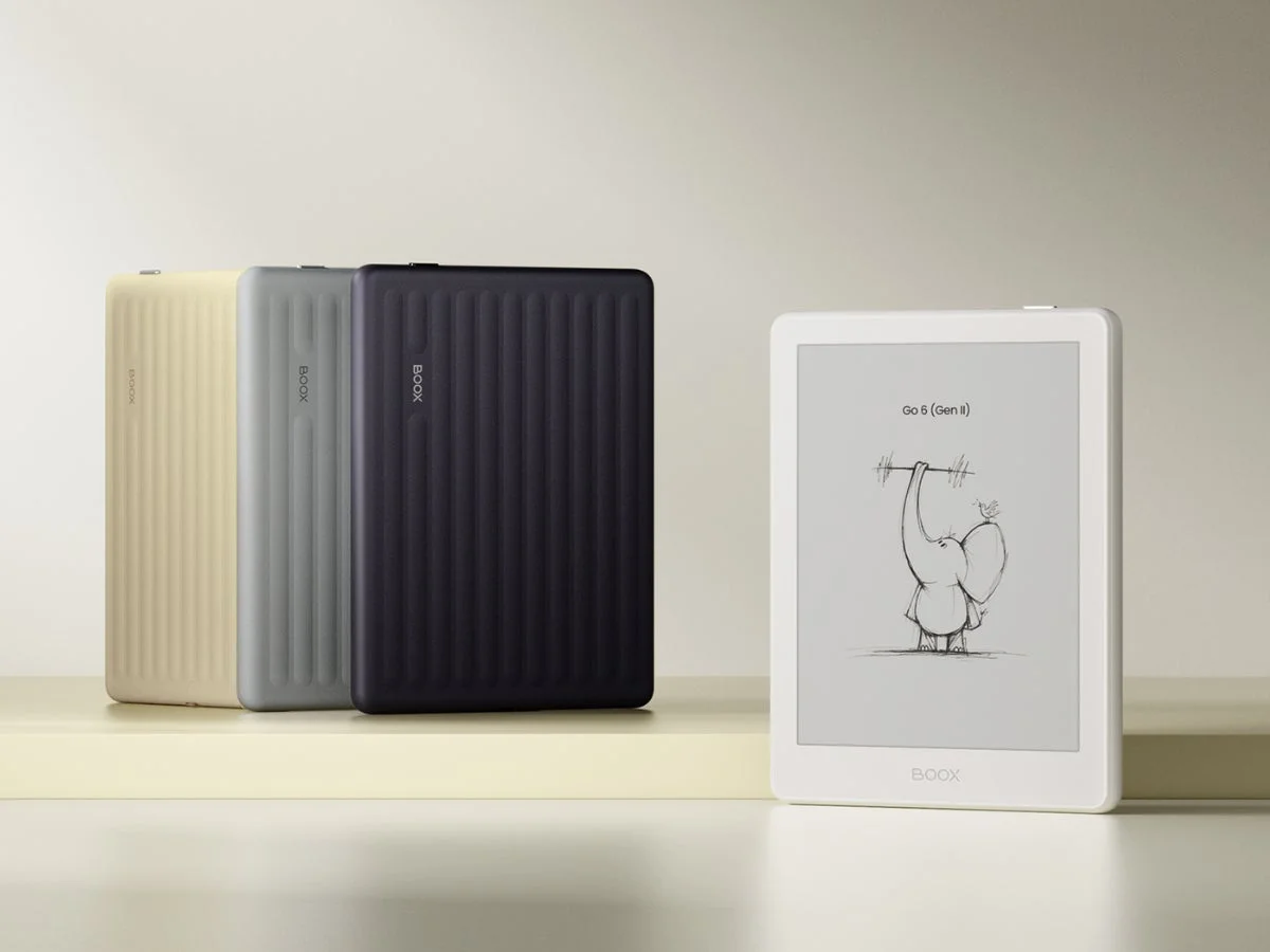ベージュ、グレー、ダークブルーの3色のBOOX電子書籍リーダーが並び、手前には白いBOOX Go 6 (Gen II)デバイスが置かれています。