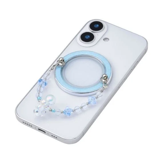 白いスマートフォンに、水色のマグネットリングと、青と透明のビーズで作られた星形をあしらったストラップが装着されています。