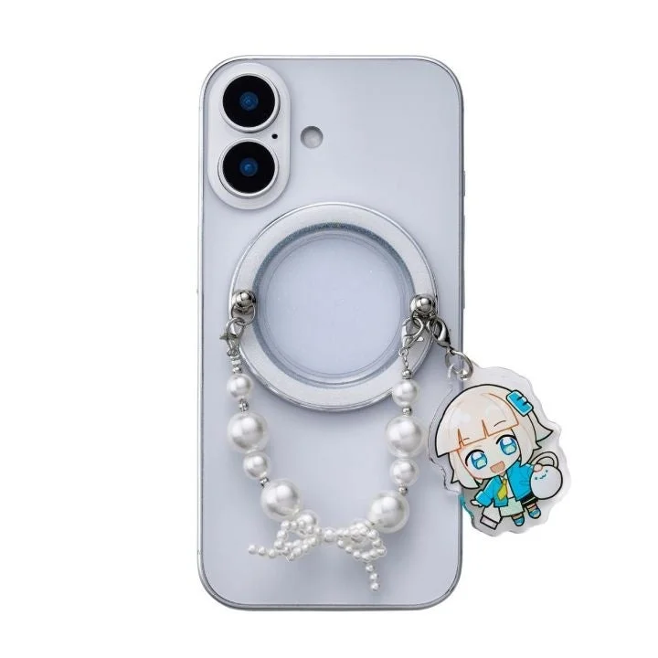 白いスマートフォンに、パールとリボンをあしらったストラップと、アニメキャラクターのアクリルチャームが取り付けられたおしゃれなスマホアクセサリーです。